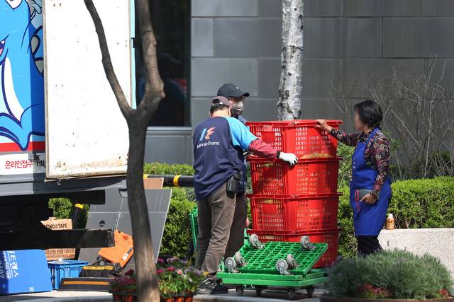 윤석열 전 대통령이 서울 한남동 관저를 떠나 서초동 집으로 거처를 옮기는 것으로 알려진 11일 서초구 사저 아크로비스타에서 관계자들이 짐을 옮기고 있다. 연합뉴스