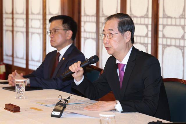 한덕수(오른쪽) 대통령 권한대행이 3일 서울 총리공관에서 경제안보전략 TF회의를 하고 있다. 왕태석 선임기자