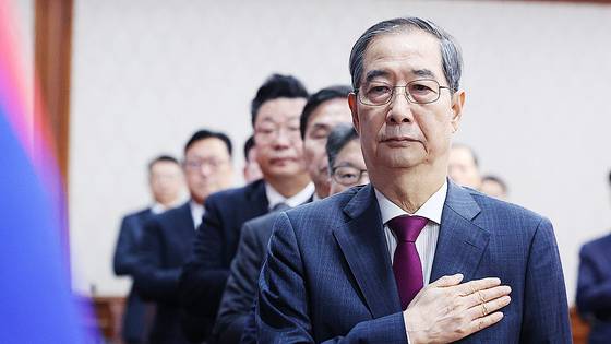 한덕수 대통령 권한대행 국무총리가 14일 정부서울청사에서 열린 국무회의에서 국기에 경례하고 있다. 뉴시스