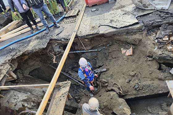 14일 오전 7시쯤 부산 사상구 감전동에서 지름 3m, 깊이 2m 크기의 싱크홀이 발생했다. 사진 사상구청