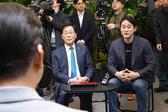 백준호(오른쪽) 퓨리오사AI 대표가 14일 서울 신사동 퓨리오사AI를 방문한 이재명 전 더불어민주당 대표에게 인사말을 하고 있다. 왼쪽은 윤후덕 캠프 정책본부장. 국회사진기자단