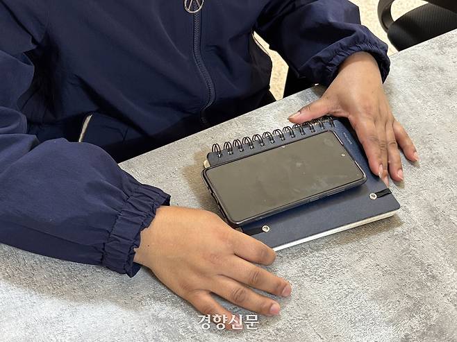 수미타(40)가 지난 8일 경기 수원시 지속가능경영재단에서 기자와 인터뷰하고 있다. 수미타는 2021년 한국인 부부 자택에서 쫓겨난 뒤 줄곧 재단의 도움을 받으며 국내에 머물고 있다. 김나연 기자