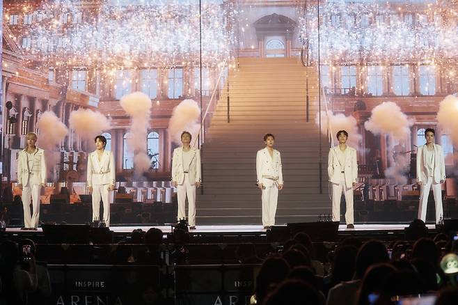 From left: Infinite members Sungyeol, Dongwoo, Sungkyu, Woohyun, L and Seongjong perform during the "Limited Edition," held at Inspire Arena, Incheon, Sunday. (Infinite Company)
