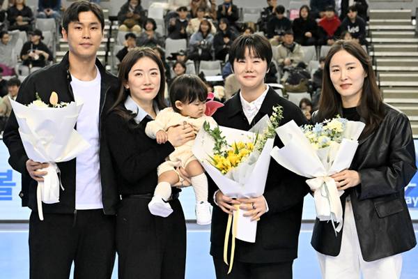 사진 은퇴식에 참석한 김기민 SK호크스 선수, 김선화, 김온아, 김가나(왼쪽부터), 사진 제공=한국핸드볼연맹