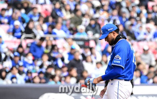 2025년 4월 13일 오후 경기도 수원KT위즈파크 진행된 '2025 신한 SOL뱅크 KBO 리그' 삼성 라이온즈와 KT 위즈의 경기. 삼성 선발투수 레예스가 1회말 2실점 한 뒤 아쉬워하고 있다./마이데일리