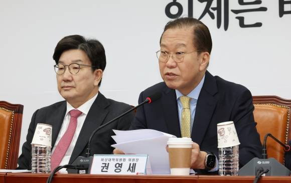 비대위원 회의에서 발언하는 권영세 비대위원장 - 국민의힘 권영세 비상대책위원장이 14일 국회에서 열린 비상대책위원회 회의에서 발언하고 있다. 왼쪽은 권성동 원내대표. 2025.4.14 연합뉴스