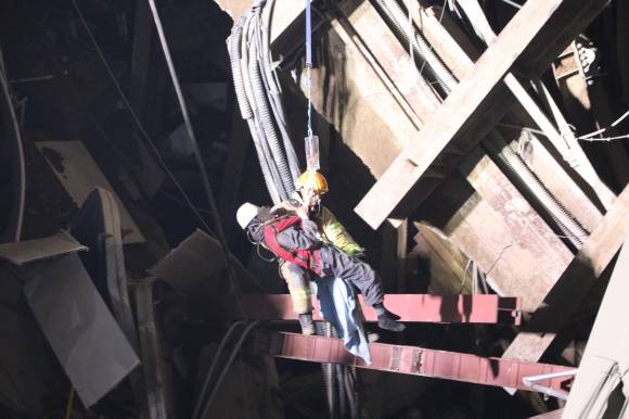 12일 오전 4시27분 경기 광명시 일직동 신안산선 복선전철 5-2공구 붕괴 현장에 고립됐던 작업자를 소방관이 구조하고 있다. 2025.4.12 경기도소방재난본부 제공