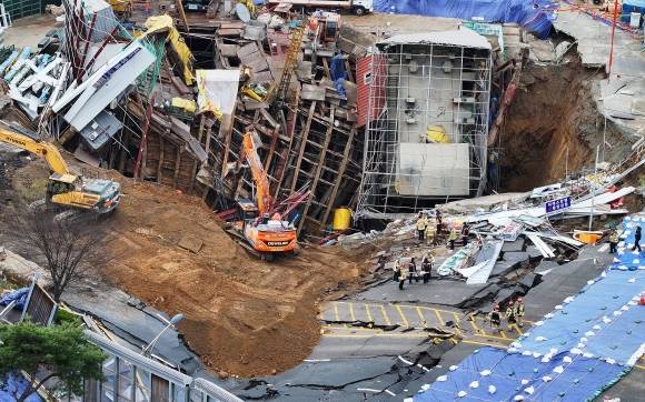 붕괴 사고가 발생한 경기도 광명시 신안산선 지하터널 공사 현장에서 14일 구조대원들이 이동하고 있다. 2025.4.14 연합뉴스
