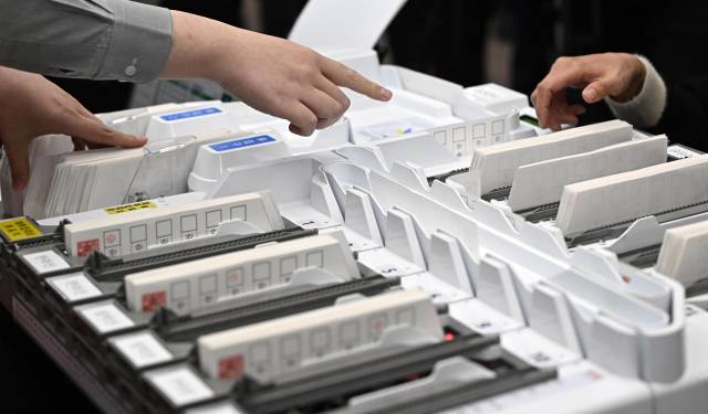 제21대 대통령 선거를 54일 앞둔 10일 경기 과천시 중앙선거관리위원회에서 선관위 관계자들이 개표 절차를 시연하고 있다. 이날 선관위는 사전 투표부터 선거 당일 투표소 운영 과정, 개표 시 후보자별 득표 집계까지 투·개표 절차를 시연하고 부정선거 의혹 제기에 대한 질의응답을 진행했다. 서울경제 DB