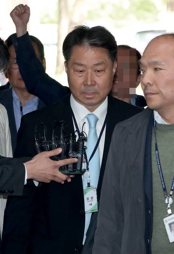 019년 4월30일 인체에 유해한 가습기 살균제를 판매해 사상자를 낸 혐의를 받는 안용찬 전 애경산업 대표가 서울중앙지법에서 열린 영장실질심사에 출석하기 위해 법정으로 향하고 있다. ⓒ연합뉴스