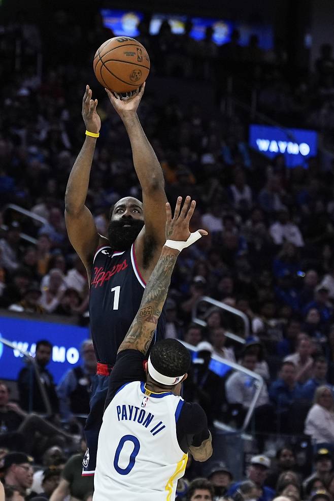 슛하는 제임스 하든. 샌프란시스코 | AP연합뉴스