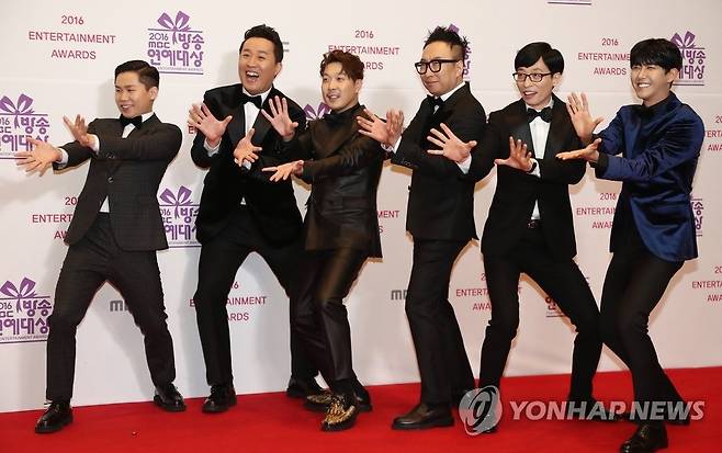 무한도전팀(왼쪽부터 양세형, 정준하, 하하, 박명수, 유재석, 광희)이 서울 마포구 MBC공개홀에서 열린 ‘2016 MBC연예대상’ 시상식 포토존에서 포즈를 취하고 있다. 연합뉴스
