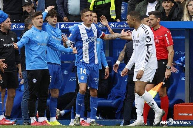 항의하는 데포르티보 알라베스 선수들과 이를 보며 웃는 킬리안 음바페(오른쪽). /AFPBBNews=뉴스1