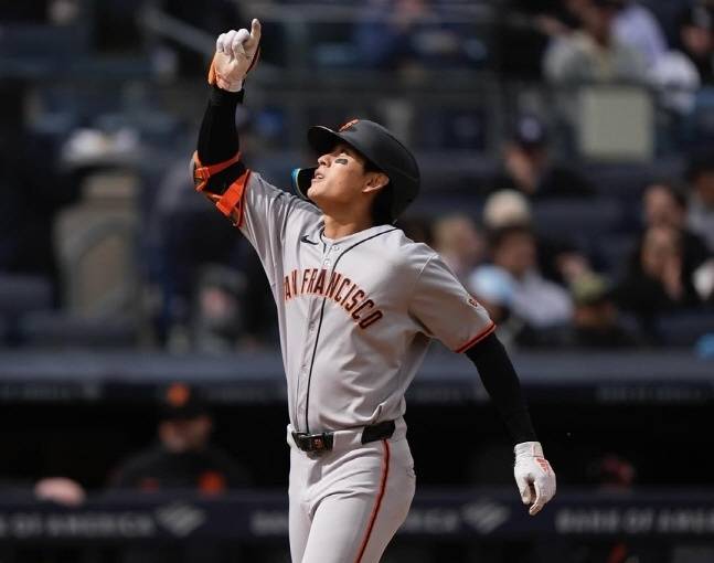 이정후가 14일(한국시간) 미국 양키 스카디움에서 열린 뉴욕 양키스와 2025 메이저리그 정규시즌 방문 경기에서 홈런을 터트리고 세리머니를 하고 있다. /사진=샌프란시스코 자이언츠 공식 SNS