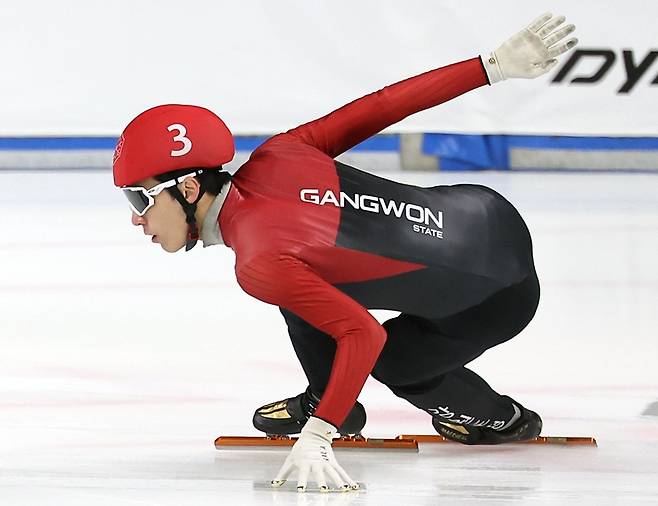 13일 서울 목동 아이스링크에서 열린 2025-2026시즌 쇼트트랙 국가대표 2차 선발전. 남자부 1000m 예선에서 강원특별자치도청 황대헌이 역주하고 있다. 연합뉴스