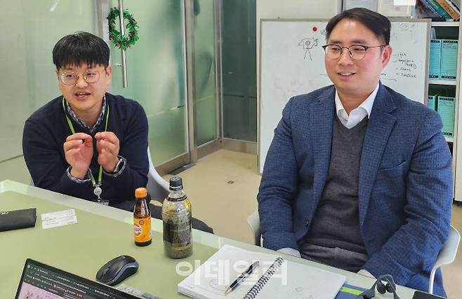 (왼쪽부터) 이정훈 나손사이언스 부소장(이학박사), 박경호 연구소장. (사진=김지완 기자)