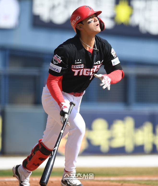 KIA 김도영이 잠실구장에서 열린 2025 KBO리그 시범경기 두산과 경기 5회초 1사 타구를 바라보고 있다. 잠실 | 최승섭기자 thunder@sportsseoul.com