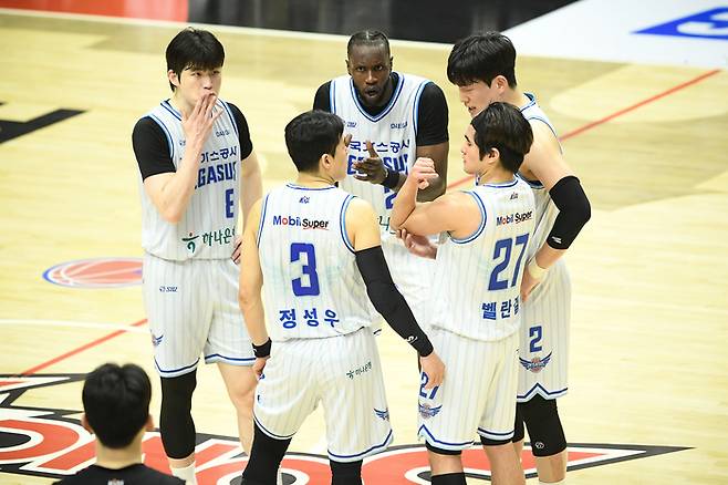 선수단에게 에너지를 불어 넣는 마티앙. 사진 | KBL