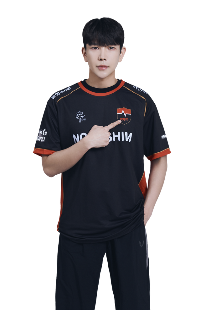 이태경이 15일 서울 잠실DN콜로세움에서 열린 2025 FC온라인 슈퍼 챔피언스 리그(FSL) E조 승자전에서 신경섭을 2-1로 이겼다. 사진 | 넥슨