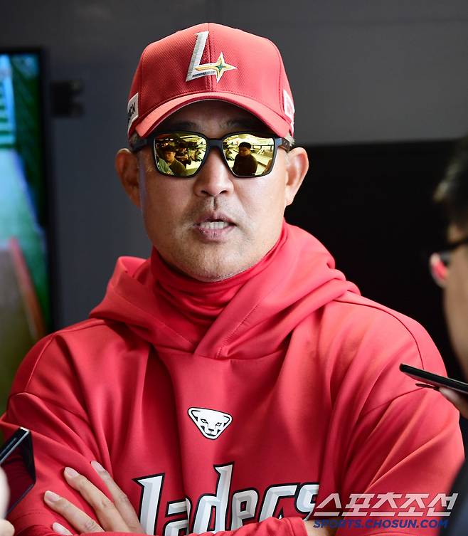 27일 인천 SSG랜더스필드에서 열린 KBO리그 SSG와 롯데의 경기. 기자들 인터뷰에 답하는 SSG 이숭용 감독. 인천=송정헌 기자songs@sportschosun.com/2025.03.27/