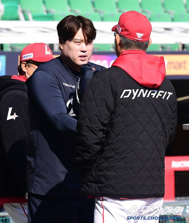 SSG 이숭용 감독과 인사하는 류현진.