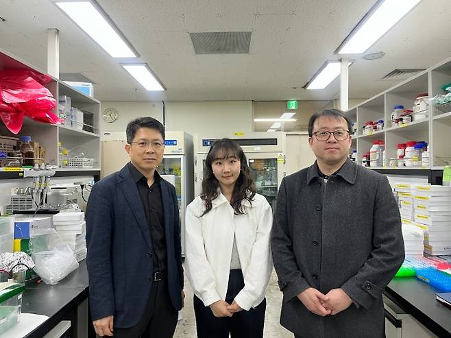 왼쪽부터 임현석 포스텍 화학과·첨단재료과학부·융합대학원 교수, 왕희명 연구원, 서종철 교수. 포스텍 제공