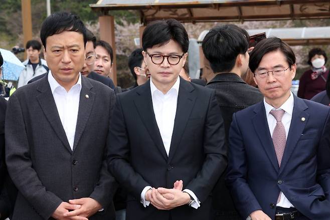 대통령 선거 출마 선언한 한동훈 국민의힘 전 대표가 지난 12일 부산 강서구 가덕도 대항전망대를 방문, 가덕도신공항 건설 예정지를 둘러보고 있다. 뉴시스