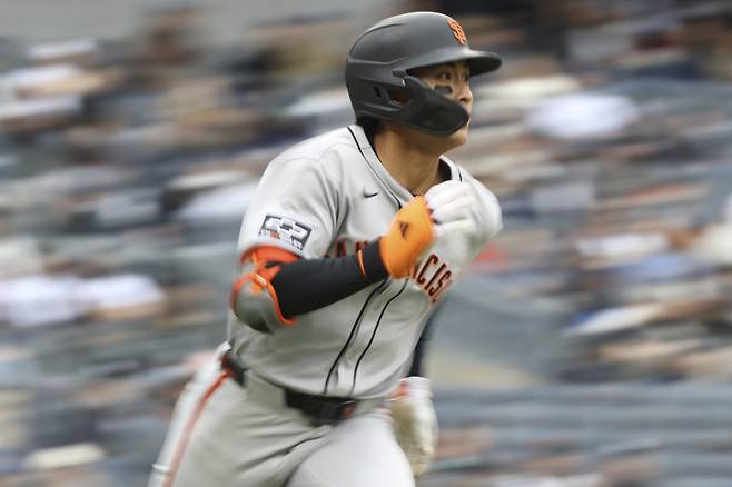 <yonhap photo-6519="">이정후가 14일(한국시간) 뉴욕 양키스와 원정 경기 4회 솔로 홈런을 터뜨린 뒤 베이스를 돌고 있다. AP=연합뉴스</yonhap>