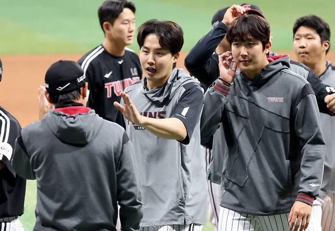 2025 KB0리그 프로야구 키움히어로즈와 LG트윈스의 경기가 10일 오후 서울 고척스카이돔에서 열렸다. 7대 3으로 승리한 LG선발 임찬규가 경기 후 염경엽 감독과 하이파이브를 하고 있다. 고척=김민규 기자 mgkim1@edaily.co.kr /2025.04.10/