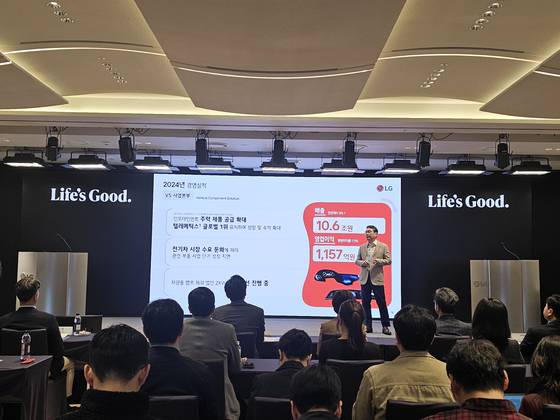 지난달 25일 서울 여의도 LG트윈타워에서 열린 LG전자 주주총회에서 조주완 대표가 지난해 경영 실적을 설명하고 있다. LG전자 주총은 주주가 아니더라도 신분증만 제시하면 누구나 참여할 수 있는 '열린 주주총회' 방식으로 운영되고 있다. 나상현 기자