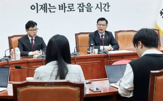 이양수 국민의힘 대선후보 경선 선거관리위원회 부위원장이 10일 오전 국회에서 선관위 회의 결과를 발표하고 있다. 김성룡 기자