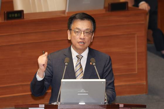 최상목 경제 부총리가 15일 오후 국회에서 열린 대정부질의에 참석해 의원질문에 답하고 있다. 전민규 기자