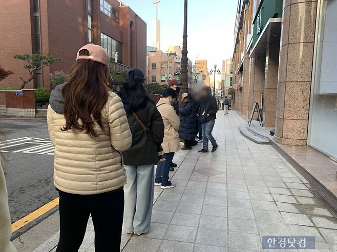 15일 오전 6시 45분 뚜레쥬르 압구정 직영점에 늘어선 줄/사진=유지희 기자
