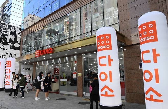 다이소가 르까프 티셔츠를 3000원에 판매해 화제다. 사진=다이소 제공