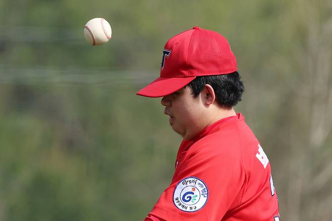 경기에 앞서 몸풀기 캐치볼을 하던 박재현 선수가 공을 놓치고 있다.