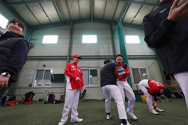 연습 도중 아이들이 서로 껴안으며 웃고 있다.