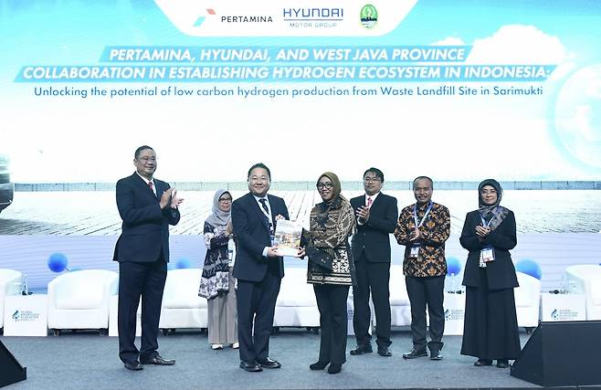Officials from Hyundai Motor Group and Indonesian government announce their project to utilize the Sarimukti landfill to produce hydrogen at the Global Hydrogen Ecosystem Summit 2025 in Jakarta on Tuesday. (Hyundai Motor Group)