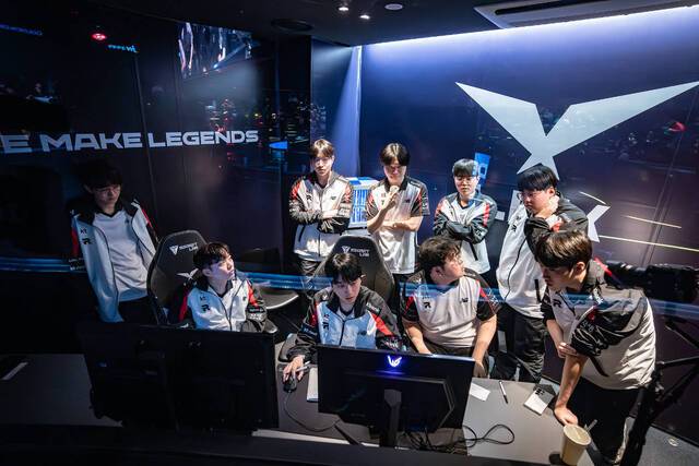 KT 롤스터 선수들이 지난 12일 서울 종로 LCK 아레나에서 리그 오브 레전드 경기를 마친 뒤 플레이를 복기하고 있다. KT는 BNK 피어엑스와의 2025 LCK 정규 시즌 4번째 경기에서 뒤늦게 첫 승을 신고했다. LCK 제공