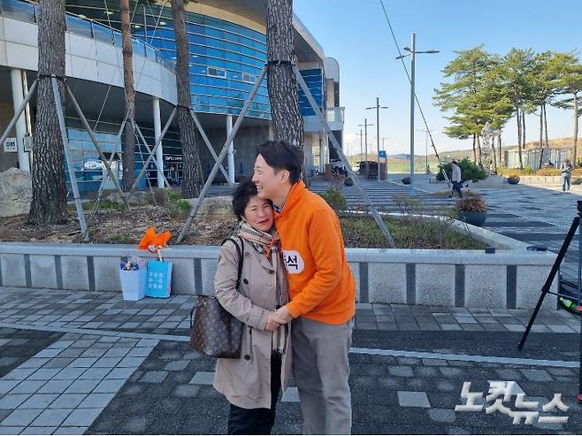 이준석 후보와 지지자가 포응을 하고 있다. 김대기 기자