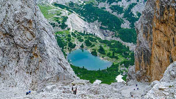 라고고개에서 라가주오이호수로 내려가는 길은 험악한 돌길에 경사도가 상당해서 무척 위압적이다