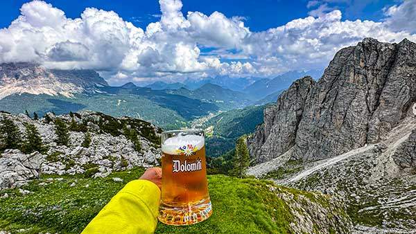 돌로미티의 풍광을 바라보며 한 잔의 맥주를 들이키는 산장에서의 휴식은 달콤하기 그지없다.