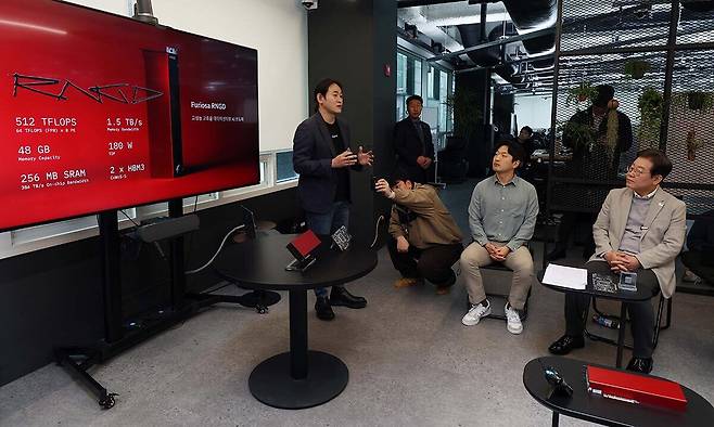 이재명 더불어민주당 대선 예비후보가 14일 서울 강남구 인공지능(AI) 반도체 스타트업 퓨리오사에서 백준호 대표에게 퓨리오사AI NPU 기술소개 및 시연을 듣고 있다. 뉴스1