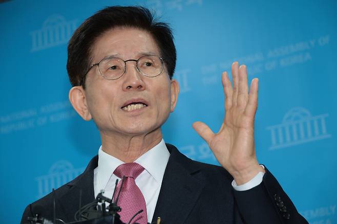 김문수 전 고용노동부 장관이 9일 오전 국회 소통관에서 제21대 대통령선거 출마 선언을 마친 뒤 취재진의 질문에 답하고 있다. ⓒ박은숙 기자