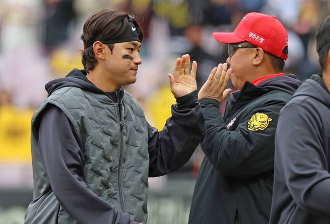 KIA 김도영(왼쪽)과 이범호 감독. /사진=KIA 타이거즈 제공