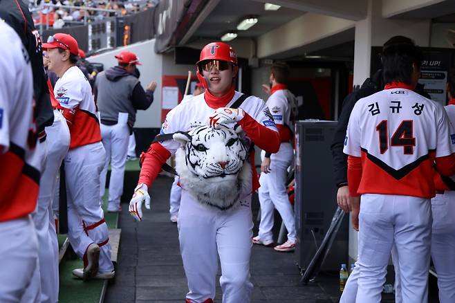 13일 오후 광주-KIA챔피언스필드에서 열린 '2025 신한 SOL Bank KBO리그' SSG 랜더스와 KIA 타이거즈의 경기, KIA가 11:5로 승리하면서 2연패 탈출에 성공했다. KIA 오선우는 4타수 1안타 1홈런 3타점 1볼넷을 기록했다. KIA 타이거즈