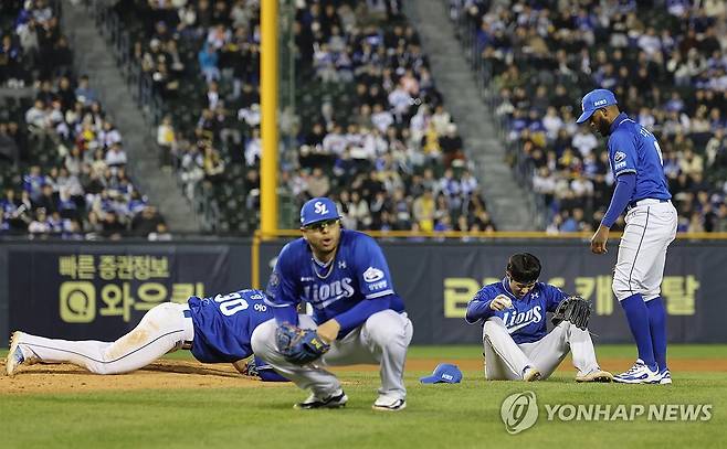 간신히 위기 벗어난 삼성 (서울=연합뉴스) 임화영 기자 = 15일 서울 잠실야구장에서 열린 프로야구 삼성 라이온즈와 LG 트윈스의 경기.
6회말 2사 1, 2루 LG 박동원을 플라이 아웃 시킨 뒤 삼성 후라도와 선수들이 안심하고 있다. 2025.4.15 hwayoung7@yna.co.kr