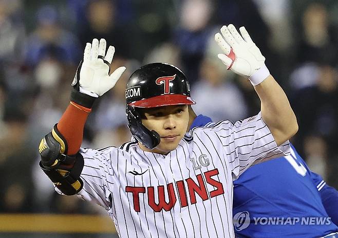 문성주 '2타점 적시타 만세' (서울=연합뉴스) 임화영 기자 = 15일 서울 잠실야구장에서 열린 프로야구 삼성 라이온즈와 LG 트윈스의 경기.
8회말 1사 2, 3루 LG 문성주가 2타점 적시타를 친 뒤 기뻐하고 있다. 2025.4.15 hwayoung7@yna.co.kr