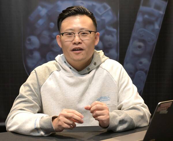 - 여러 방면으로 아이디어를 구상하는 데이비드 왕