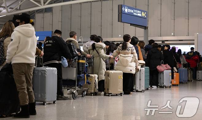 인천국제공항 1터미널 출국장에서 이용객들이 탑승수속을 위해 길게 줄 서 있다. 2025.1.23/뉴스1 ⓒ News1 이승배 기자