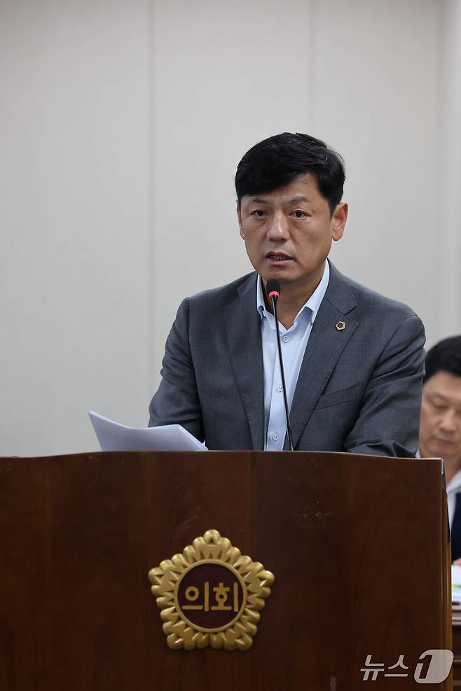 전남도의회 이현창 의원이 16일 '전남도 지역건설산업 활성화 촉진 조례 일부개정조례안'의 제안 설명을 하고 있다.(전남도의회 제공, 재판매 및 DB 금지)